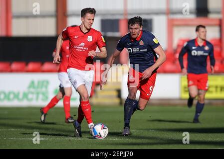 Crewe, Royaume-Uni. 27 février 2021. Ryan Wintle de Crewe Alexandra (l) cherche à s'éloigner de Charlie Wyke de Sunderland. EFL Skybet football League One Match, Crewe Alexandra v Sunderland au stade Alexandra de Crewe, Cheshire, le samedi 27 février 2021. Cette image ne peut être utilisée qu'à des fins éditoriales. Utilisation éditoriale uniquement, licence requise pour une utilisation commerciale. Aucune utilisation dans les Paris, les jeux ou les publications d'un seul club/ligue/joueur. photo par Chris Stading/Andrew Orchard sports Photography/Alamy Live News crédit: Andrew Orchard sports Photography/Alamy Live News Banque D'Images