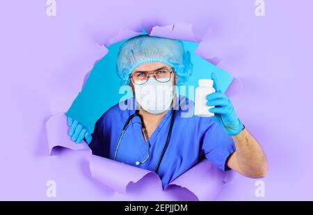 Médecin dans un masque médical avec des pilules. Soins de santé. Concept d'hôpital et de pharmacie. Banque D'Images