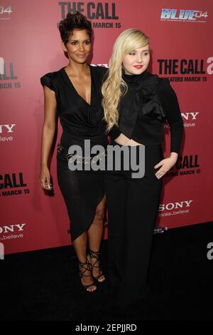 LOS ANGELES, CA - MARS 05: Halle Berry Abigail Breslin arrive à la première de Tri Star Pictures 'The Call' au Arclight Theatre le 5 mars 2013 à Los Angeles, Californie. Personnes: Halle Berry Abigail Breslin crédit: Storms Media Group/Alamy Live News Banque D'Images