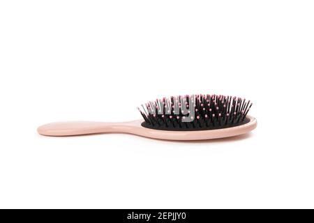 brosse à cheveux de couleur rose isolée sur fond blanc. peigne pour les cheveux et les soins d'hygiène Banque D'Images