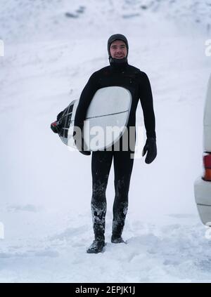 Surfeur d'hiver voyageant en monospace Banque D'Images