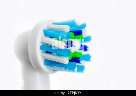 Gros plan de la brosse à dents électrique sur fond blanc. Tête de brosse à dents pour l'hygiène bucco-dentaire. Concept dentaire de dents saines et propres Banque D'Images