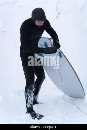 Surfeur d'hiver voyageant en monospace Banque D'Images