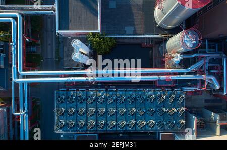 Vue aérienne de la centrale de chauffage et de ses équipements, tuyaux et refroidisseurs. Vue verticale. Installation de haute énergie fournissant de la chaleur à la grande ville. Banque D'Images