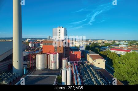 Vue aérienne de la centrale de chauffage et de ses équipements, tuyaux et refroidisseurs. Installation énergétique fournissant de la chaleur à la grande ville. Banque D'Images