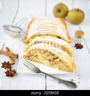 Strudel aux pommes fait de pâte feuilletée, de pommes et beaucoup de fruits secs. Banque D'Images