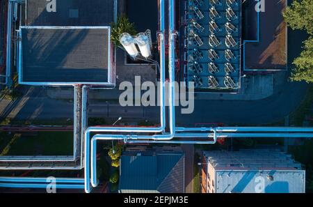 Vue aérienne de la centrale de chauffage et de ses équipements, tuyaux et refroidisseurs. Vue verticale. Installation de haute énergie fournissant de la chaleur à la grande ville. Banque D'Images