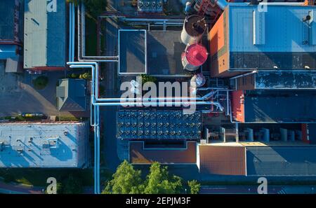 Vue aérienne de la centrale de chauffage et de ses équipements, tuyaux et refroidisseurs. Vue verticale. Installation de haute énergie fournissant de la chaleur à la grande ville. Banque D'Images