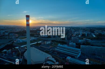 Vue aérienne de la centrale de chauffage et de ses équipements, tuyaux et refroidisseurs. Installation énergétique fournissant de la chaleur à la grande ville. Banque D'Images