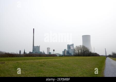 DAS Heizkraftwerk in Dueisburg Walsum vor grauem Himmel. Banque D'Images