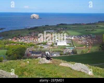 Vue à l'est depuis le haut de la loi de Berwick Nord jusqu'au logement et à la construction de maisons. Bass Rock en arrière-plan Banque D'Images