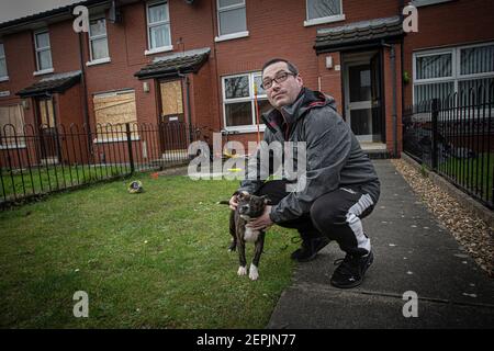 EAST BELFAST, IRLANDE DU NORD - février 24 : l'homme parle de dommages criminels causés à la maison de ses voisins . Banque D'Images