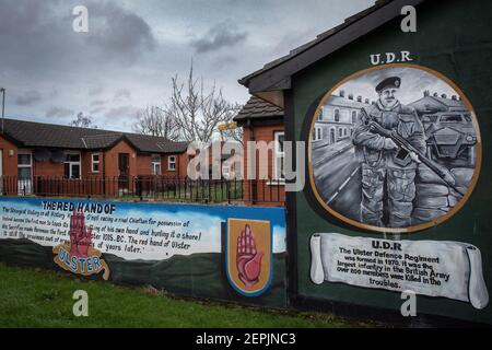 BELFAST, IRLANDE DU NORD - février 24 : peintures murales loyalistes à « Freedom Corner », Newtownards Road, Belfast. Principalement des quartiers protestants de classe ouvrière W Banque D'Images