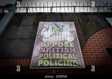 WEST BELFAST, IRLANDE DU NORD - affiche sur le mur à Belfast Ouest s'oppose à la police politique britannique Banque D'Images