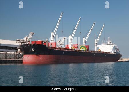 Un navire de transport de vrac est en train de charger dans un port par une journée ensoleillée. Mer rouge, Arabie Saoudite Banque D'Images