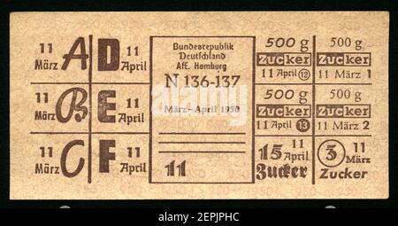 Europa, Deutschland, Hambourg, Zeit nach dem 2. Weltkrieg, Rationierungskarte für Zucker, März - avril 1950 , Größe : 11,5 cm x 6 cm , Motiv nur für journalistische oder wissenschaftliche Zwecke , Rechte werden nicht vertreten . / Europe, Allemagne, Hambourg, le temps après la deuxième Guerre mondiale , carte de ration pour le sucre , de mars à avril 1950 , taille : 11,5 cm x 6 cm , image uniquement pour un usage journalistique ou académique, il n'y a pas de droits . Banque D'Images