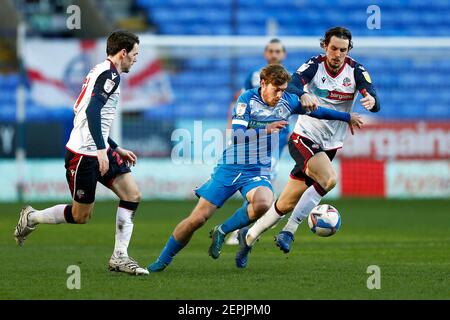 BOLTON, ANGLETERRE, 27 FÉVRIER Barrows Luke James charges a passé Boltons MJ Williams lors du match Sky Bet League 2 entre Bolton Wanderers et Barrow au Reebok Stadium, Bolton le samedi 27 février 2021. (Credit: Chris Donnelly | MI News) Credit: MI News & Sport /Alay Live News Banque D'Images