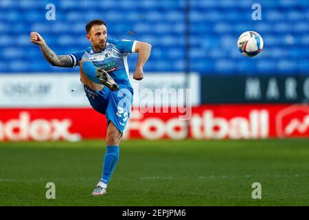 BOLTON, ANGLETERRE, 27 FÉVRIER Barrows Neal Eardley joue le ballon en avant lors du match Sky Bet League 2 entre Bolton Wanderers et Barrow au Reebok Stadium, Bolton, le samedi 27 février 2021. (Credit: Chris Donnelly | MI News) Credit: MI News & Sport /Alay Live News Banque D'Images