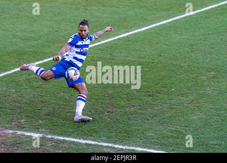 Rotherham, Yorkshire, Royaume-Uni. 27 février 2021 ; AESSEAL New York Stadium, Rotherham, Yorkshire, Angleterre ; championnat de football anglais de la ligue, Rotherham United versus Reading ; Liam Moore de Reading volleys dans la boîte crédit: Action plus Sports Images/Alay Live News Banque D'Images