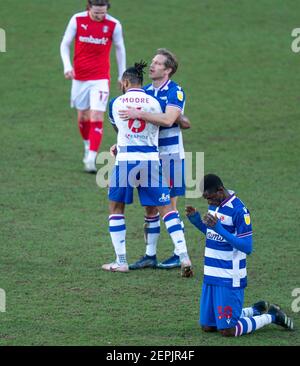 Rotherham, Yorkshire, Royaume-Uni. 27 février 2021 ; AESSEAL New York Stadium, Rotherham, Yorkshire, Angleterre ; championnat de football anglais de la Ligue de football, Rotherham United versus Reading ; lecture des célébrations post-match avec Alfa Semedo de Reading en priant crédit: Action plus Sports Images/Alay Live News Banque D'Images