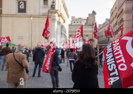 Rome, Italie. 27 février 2021. Rome le 27 février : le Parti communiste prend la rue contre le gouvernement Draghi. l sit-in le de la manifestation du Parti communiste sur la Piazza San Silvestro à Rome contre le gouvernement Draghi avec le secrétaire Marco Rizzo. Crédit : Agence photo indépendante/Alamy Live News Banque D'Images