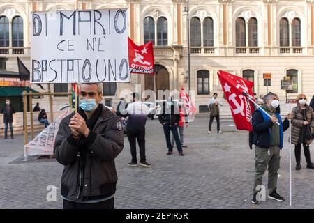 Rome, Italie. 27 février 2021. Rome le 27 février : le Parti communiste prend la rue contre le gouvernement Draghi. l sit-in le de la manifestation du Parti communiste sur la Piazza San Silvestro à Rome contre le gouvernement Draghi avec le secrétaire Marco Rizzo. Crédit : Agence photo indépendante/Alamy Live News Banque D'Images