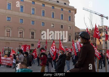 Rome, Italie. 27 février 2021. Rome le 27 février : le Parti communiste prend la rue contre le gouvernement Draghi. l sit-in le de la manifestation du Parti communiste sur la Piazza San Silvestro à Rome contre le gouvernement Draghi avec le secrétaire Marco Rizzo. Crédit : Agence photo indépendante/Alamy Live News Banque D'Images