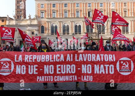 Rome, Italie. 27 février 2021. Rome le 27 février : le Parti communiste prend la rue contre le gouvernement Draghi. l sit-in le de la manifestation du Parti communiste sur la Piazza San Silvestro à Rome contre le gouvernement Draghi avec le secrétaire Marco Rizzo. Crédit : Agence photo indépendante/Alamy Live News Banque D'Images