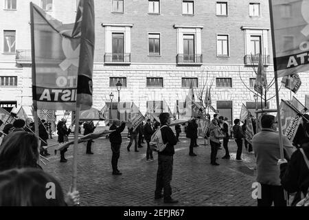 Rome, Italie. 27 février 2021. Rome le 27 février : le Parti communiste prend la rue contre le gouvernement Draghi. l sit-in le de la manifestation du Parti communiste sur la Piazza San Silvestro à Rome contre le gouvernement Draghi avec le secrétaire Marco Rizzo. Crédit : Agence photo indépendante/Alamy Live News Banque D'Images