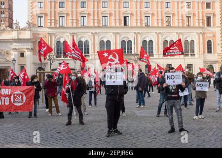 Rome, Italie. 27 février 2021. Rome le 27 février : le Parti communiste prend la rue contre le gouvernement Draghi. l sit-in le de la manifestation du Parti communiste sur la Piazza San Silvestro à Rome contre le gouvernement Draghi avec le secrétaire Marco Rizzo. Crédit : Agence photo indépendante/Alamy Live News Banque D'Images