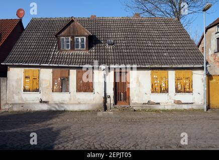 Wittenberge, Allemagne. 25 février 2021. Un immeuble d'appartements vacant en besoin de rénovation dans le centre-ville. Credit: Soeren Stache/dpa-Zentralbild/ZB/dpa/Alay Live News Banque D'Images