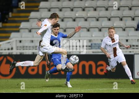 HARTLEPOOL, ANGLETERRE. 27 FÉVRIER Harry Taylor de Barnett en action avec Gavan Holohan de Hartlepool United lors du match de la Vanarama National League entre Hartlepool United et Barnett à Victoria Park, Hartlepool le samedi 27 février 2021. (Credit: Mark Fletcher | MI News) Credit: MI News & Sport /Alay Live News Banque D'Images