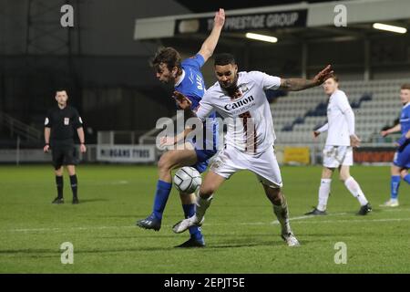 HARTLEPOOL, ANGLETERRE. 27 FÉVRIER Rhys Oates de Hartlepool United combat avec Richard Taylor de Barnett lors du match de la Vanarama National League entre Hartlepool United et Barnett à Victoria Park, Hartlepool, le samedi 27 février 2021. (Credit: Mark Fletcher | MI News) Credit: MI News & Sport /Alay Live News Banque D'Images