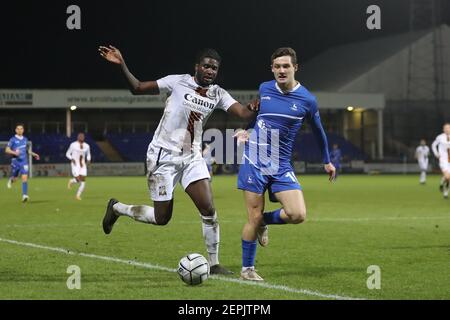 HARTLEPOOL, ANGLETERRE. 27 FÉVRIER Tom White de Hartlepool United en action avec Richard Taylor de Barnett lors du match de la Vanarama National League entre Hartlepool United et Barnett à Victoria Park, Hartlepool, le samedi 27 février 2021. (Credit: Mark Fletcher | MI News) Credit: MI News & Sport /Alay Live News Banque D'Images