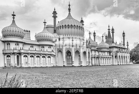 Pavillon de Brighton aux œuvres d'art avec pelouse claire et vide une journée humide Banque D'Images