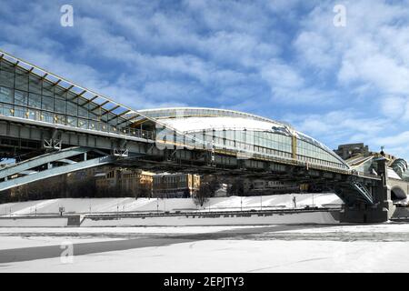 Bogdan Khmelnitsky (Kievsky) Pont piétonnier traversant la rivière Moskva en hiver. Moscou Banque D'Images