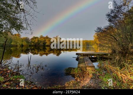 Bassin du moulin de Slaugham, Slaugham sous un arc-en-ciel. West Sussex, Angleterre, Royaume-Uni. Banque D'Images