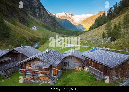 Village pittoresque de chalets en bois Außergschlöss. Vallée alpine d'Innergschlöss. Tauerntal, Matrei en Osttirol, Lienz, Autriche, Europe Banque D'Images