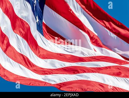 Détail d'un grand drapeau américain soufflant dans le vent Banque D'Images