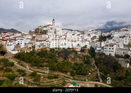 Vue sur la commune de Yunquera dans la région du Parc National de la Sierra de las Nieves, Andalousie Banque D'Images