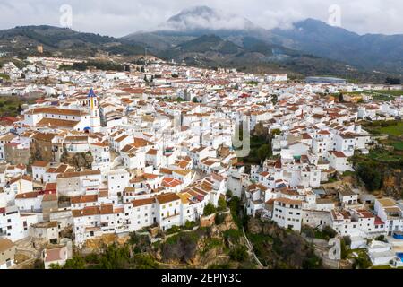 Vue sur la commune de Yunquera dans la région du Parc National de la Sierra de las Nieves, Andalousie Banque D'Images