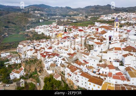 Vue sur la commune de Yunquera dans la région du Parc National de la Sierra de las Nieves, Andalousie Banque D'Images