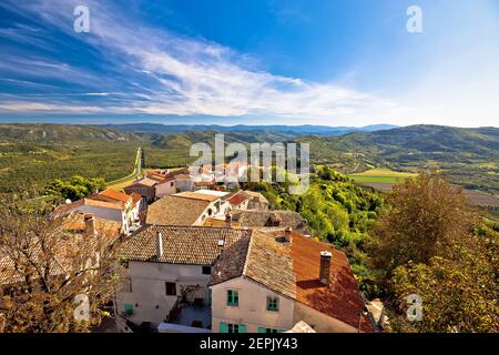 Motovun. Ville idyllique de la colline de Motovun et de la rivière Mirna vue sur la vallée. Région de l'Istrie en Croatie Banque D'Images