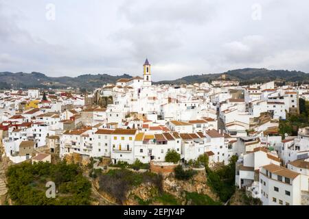 Vue sur la commune de Yunquera dans la région du Parc National de la Sierra de las Nieves, Andalousie Banque D'Images