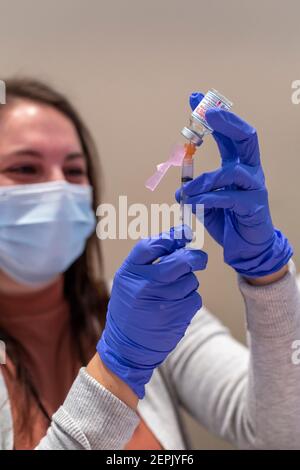 Detroit, Michigan, États-Unis. 27 février 2021. Un travailleur remplit une seringue avec le vaccin Moderna Covid-19 dans l'une des cliniques communautaires de fin de semaine du département de santé de Detroit. Crédit : Jim West/Alay Live News Banque D'Images