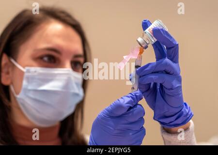 Detroit, Michigan, États-Unis. 27 février 2021. Un travailleur remplit une seringue avec le vaccin Moderna Covid-19 dans l'une des cliniques communautaires de fin de semaine du département de santé de Detroit. Crédit : Jim West/Alay Live News Banque D'Images