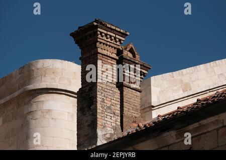 Vieille cheminée d'un ancien bâtiment russe, l'un des bâtiments historiques de la fédération nom composé de membres de l'église orthodoxe de Russie, qui a été le premier construit dans la région dans les années 1860 qui ont été restaurés et intégrés dans le complexe de la place Safra municipal le site de l'hôtel de ville de Jérusalem Israël Jérusalem Ouest Banque D'Images