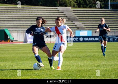 Clara Mateo du FC Paris et Louise Fleury d'EA Guingamp se battent pour le ballon lors du championnat de France des femmes D1 Arkema match de football entre le FC Paris et EA Guingamp le 27 février 2021 au stade Robert Bobin de Bondoufle, France - photo Antoine Massinon / A2M Sport Consulting / DPPI Banque D'Images