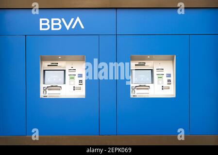 Distributeurs automatiques de la banque BBVA dans la ville.détail de BBVA bureau Banque D'Images