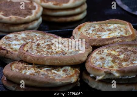 Manakish palestinien traditionnel composé de pâte recouverte de fromage et Viande hachée à vendre dans une boulangerie au musulman Quartier vieille ville Jérusalem est Israël Banque D'Images